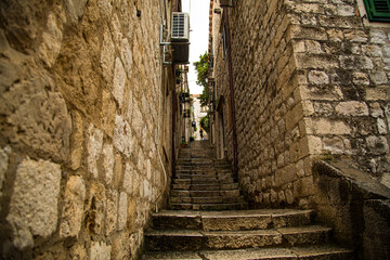 Escaleras en callejón con paredes de piedra