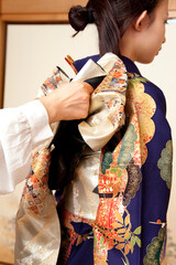 着付けする女性