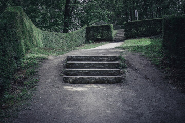Weg um eine Treppe herum
