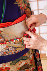 着付けする女性