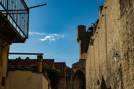 Muralla de piedra y torre esquinada defensiva