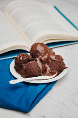 sorvete chocolate com calda