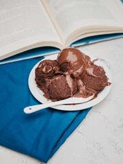 sorvete chocolate com calda