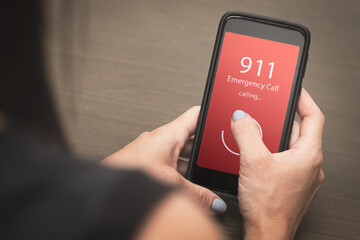 Mujer realiza llamada de emergencia al 911 desde el móvil