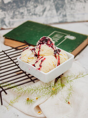 sorvete creme com calda vermelha