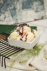 sorvete creme com calda vermelha