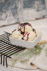 sorvete creme com calda vermelha