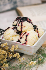 sorvete creme com calda vermelha