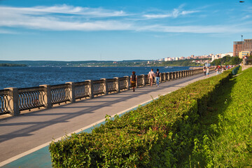 Obraz premium The embankment of the Volga river in Samara.
