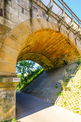 Pfeiler der alten Stahlbrücke mit einem Durchgang