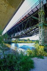 Alte Stahlbrücke neben neuer Betonbrücke über der Rednitz