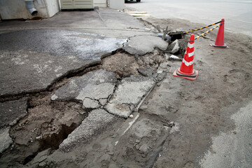 液状化現象で割れた道路