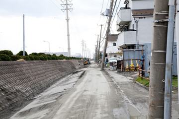 液状化現象で傾いた電柱