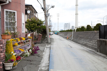 液状化現象で傾いた電柱