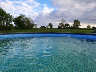 Swimmingpool mit Blick aufs Feld