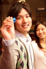 ダーツゲームをする男女