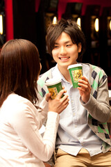 ダーツバーで休憩するカップル