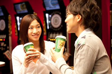 ダーツバーで休憩するカップル