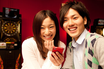 ダーツバーのカップル