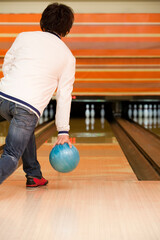 Naklejka premium ボウリングをする男性の後ろ姿