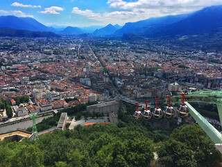 Vue sur la ville de Grenoble avec le téléphérique 