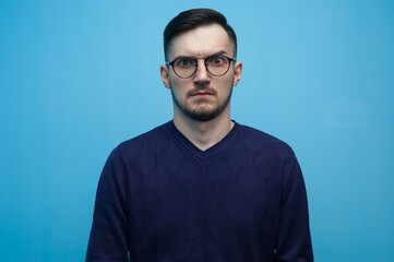 Obraz premium Serious young man in glasses
