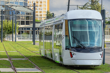 Tram sur gazon.