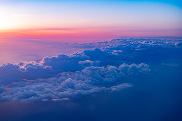 Fototapeta na wymiar 旅客機の窓からの夕景