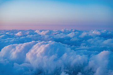 Obraz na płótnie Canvas 旅客機の窓からの夕景