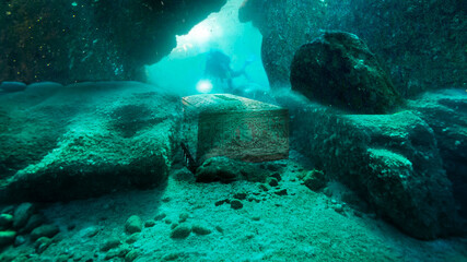 Treasure found underwater/ tesoros encontrados bajo el agua