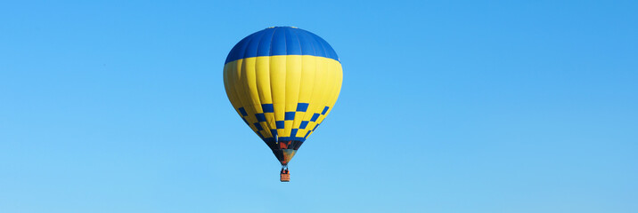 Obraz premium Hot air balloon in blue sky. Banner design
