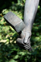 bronce-figur hammer in einer faust