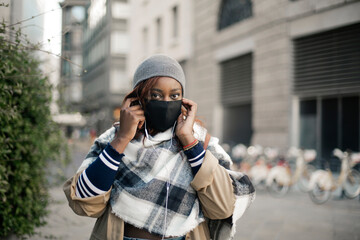 portrait of a black woman with mask in the street