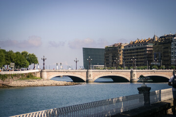 Vista del Puente de Santa Catalina sobre la Ría con al fondo el Kursaal