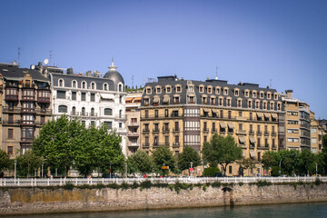 Fototapeta premium Edificios a la orilla del Urumea en San Sebastian