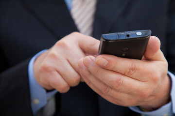 スマホを見るビジネスマン