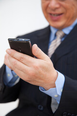 スマホを見るビジネスマン