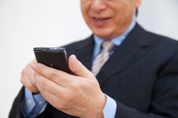 スマホを見るビジネスマン