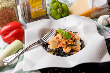 Esparguete Nero com Camarão e Parmesão