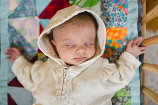 baby with hip and leg brace sleeps in crib