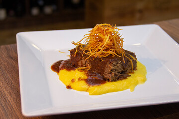 Rib with mashed manioc and fried onion