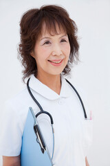 カルテを持つ看護士