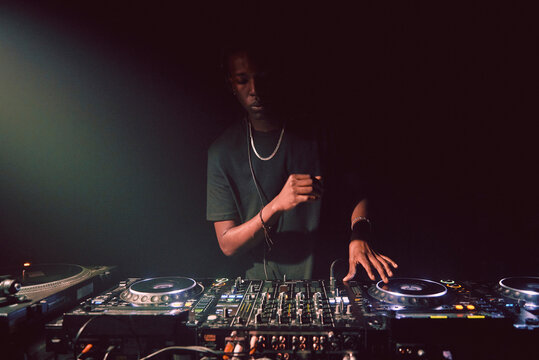 DJ