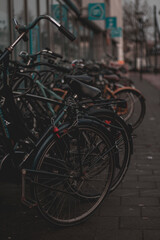 Fototapeta na wymiar Bicicletas estacionadas en la calle