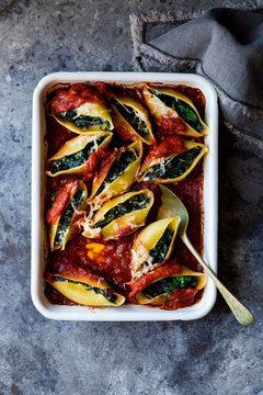 Baked spinach and ricotta stuffed pasta shells