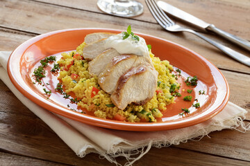 Gebratene Hähnchenbrust mit Kräuterjoghurt auf Couscous