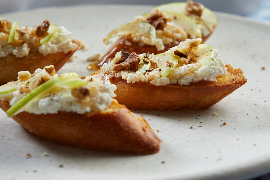 Small sandwich bytes.