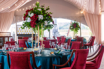 The restaurant is decorated with flowers and textiles on the wedding day