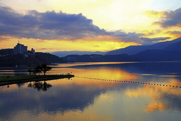 Naklejka na ściany i meble Taiwan Nantou Sun Moon Lake dawn