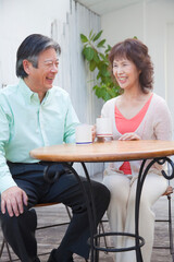コーヒーを飲んで会話するシニア夫婦